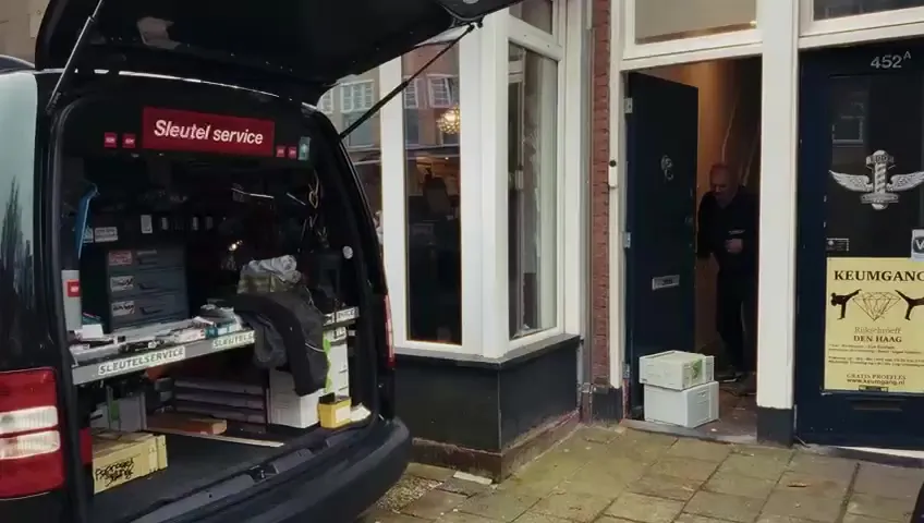 Servicewagen vol sloten voor de deur