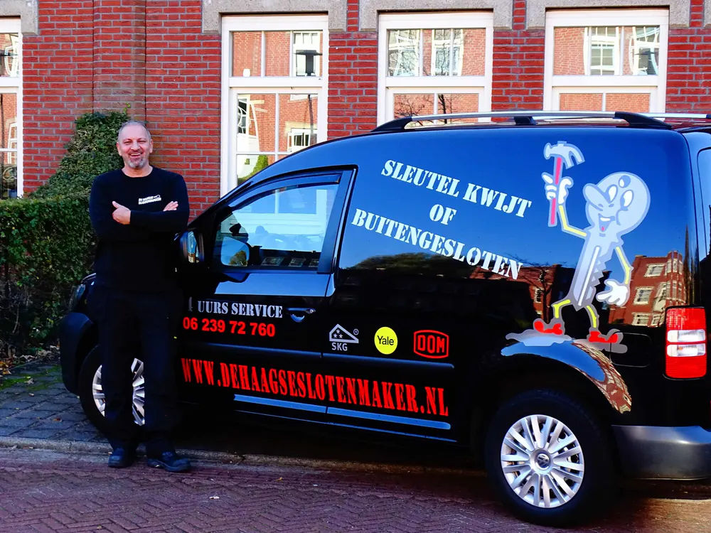 Marcel Fuld van De Haagse Slotenmaker bij zijn servicewagen