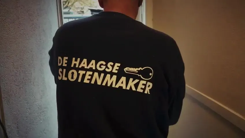 Marcel van De Haagse Slotenmaker op weg naar een klus