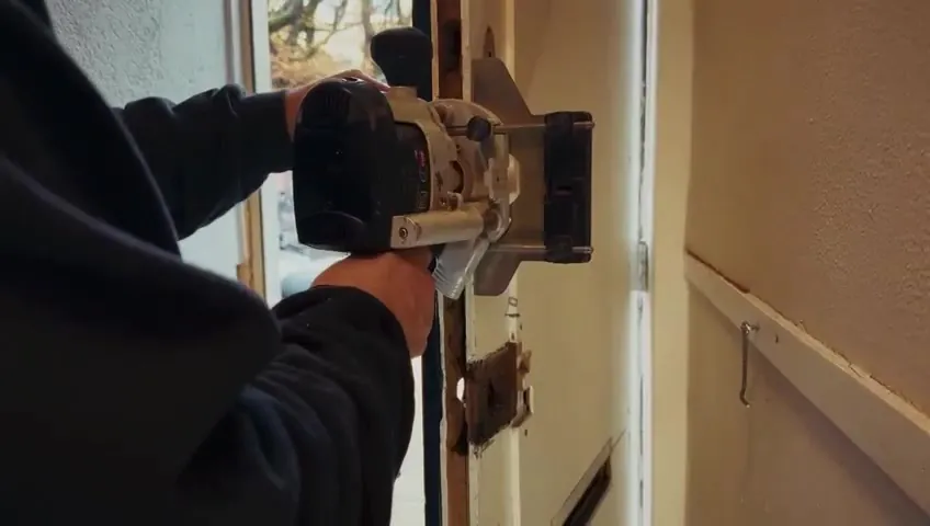 Nieuw slot geplaatst in de deur